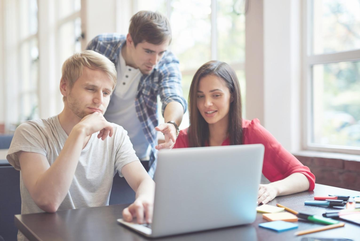 Análisis financiero en sesión práctica del programa